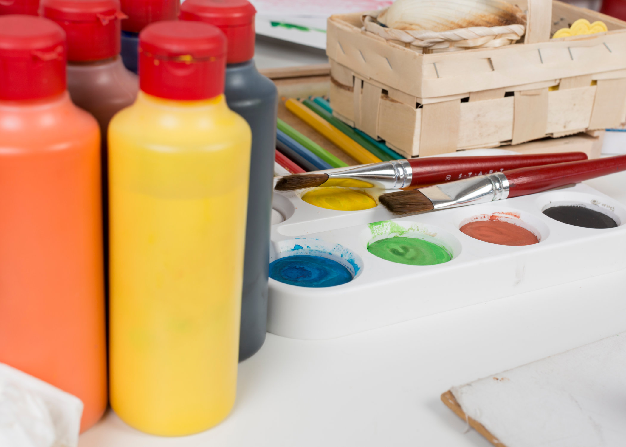 Farben und Pinsel